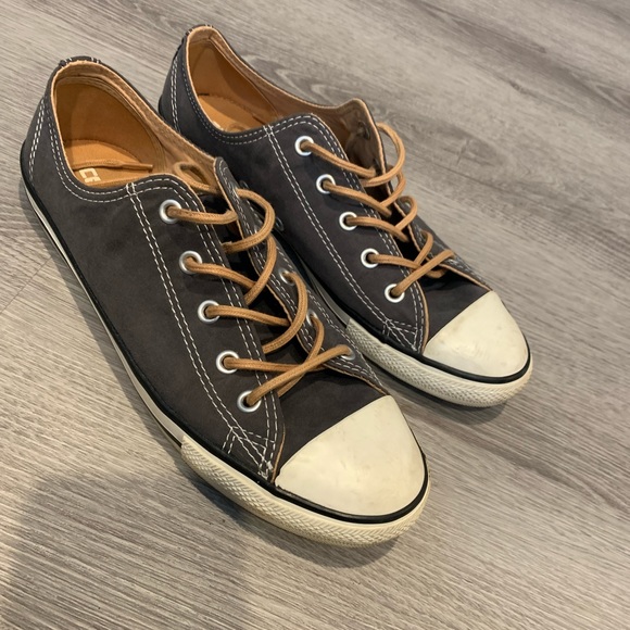 Converse shoes - size 8US - Picture 2 of 2